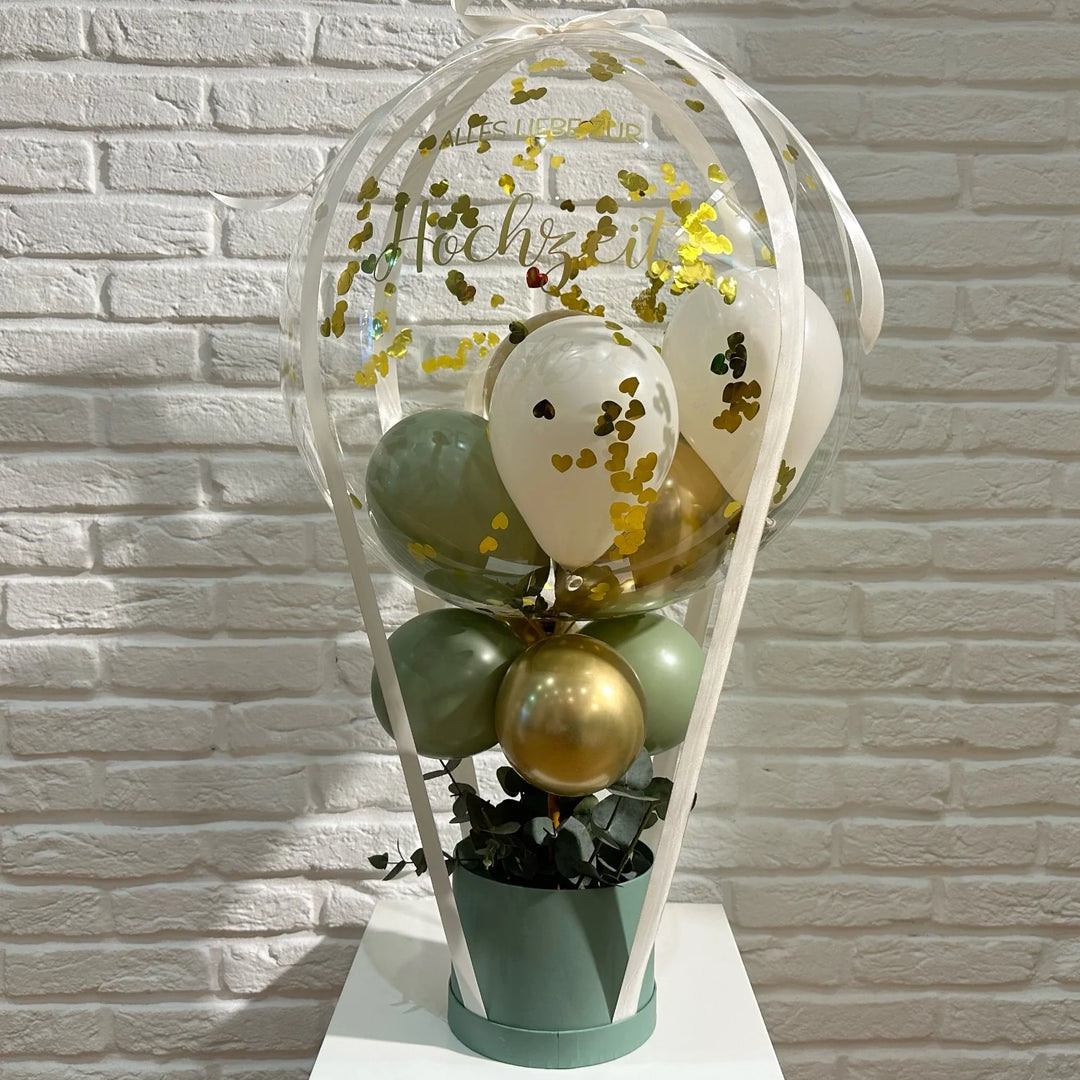 Designerballon in Gold-Grün mit Konfetti und personalisierter Aufschrift – festliche Hochzeitsdekoration