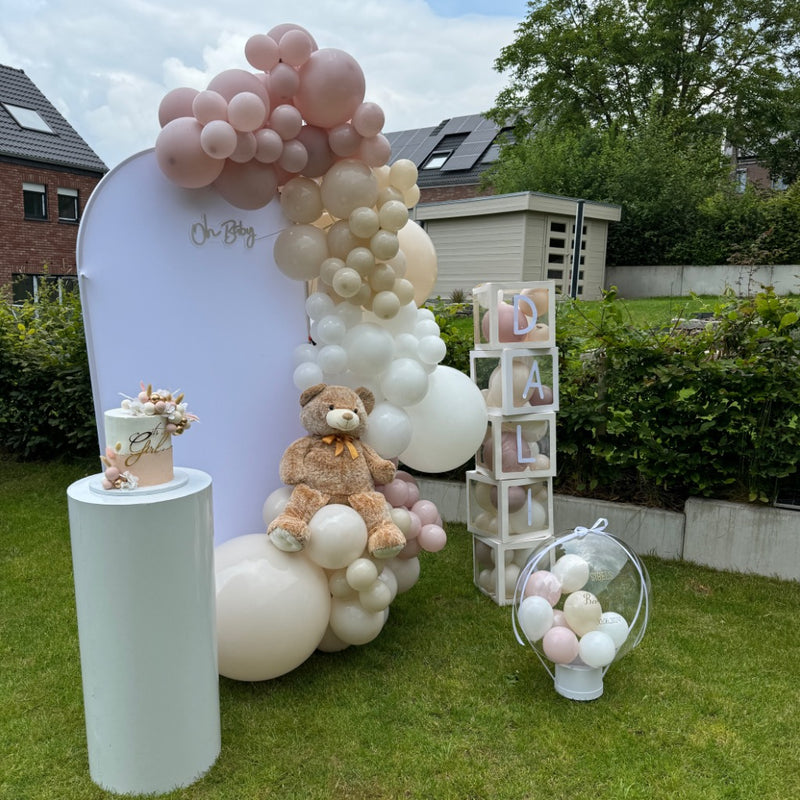Ballon Backdrop in bunten Farben mit weißen Hintergrund zur Babyparty