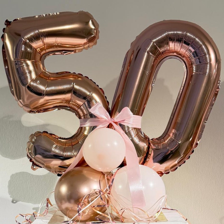 Ballonbox 50 Geburtstag mit roségoldenen Zahlenballons personalisiert