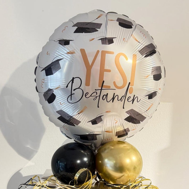 Personalisierte Ballonbox zur bestandenen Prüfung in Schwarz Gold mit YES Bestanden Ballon und Name

