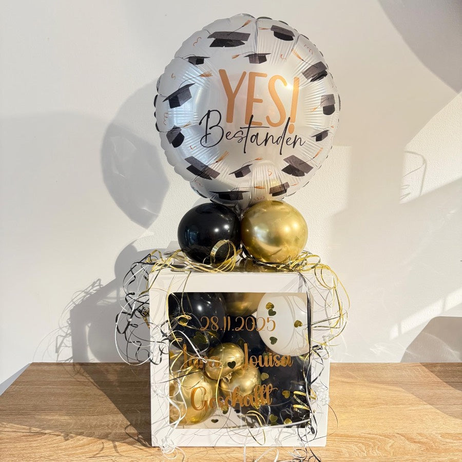 Personalisierte Ballonbox zur bestandenen Prüfung in Schwarz Gold mit YES Bestanden Ballon und Name
