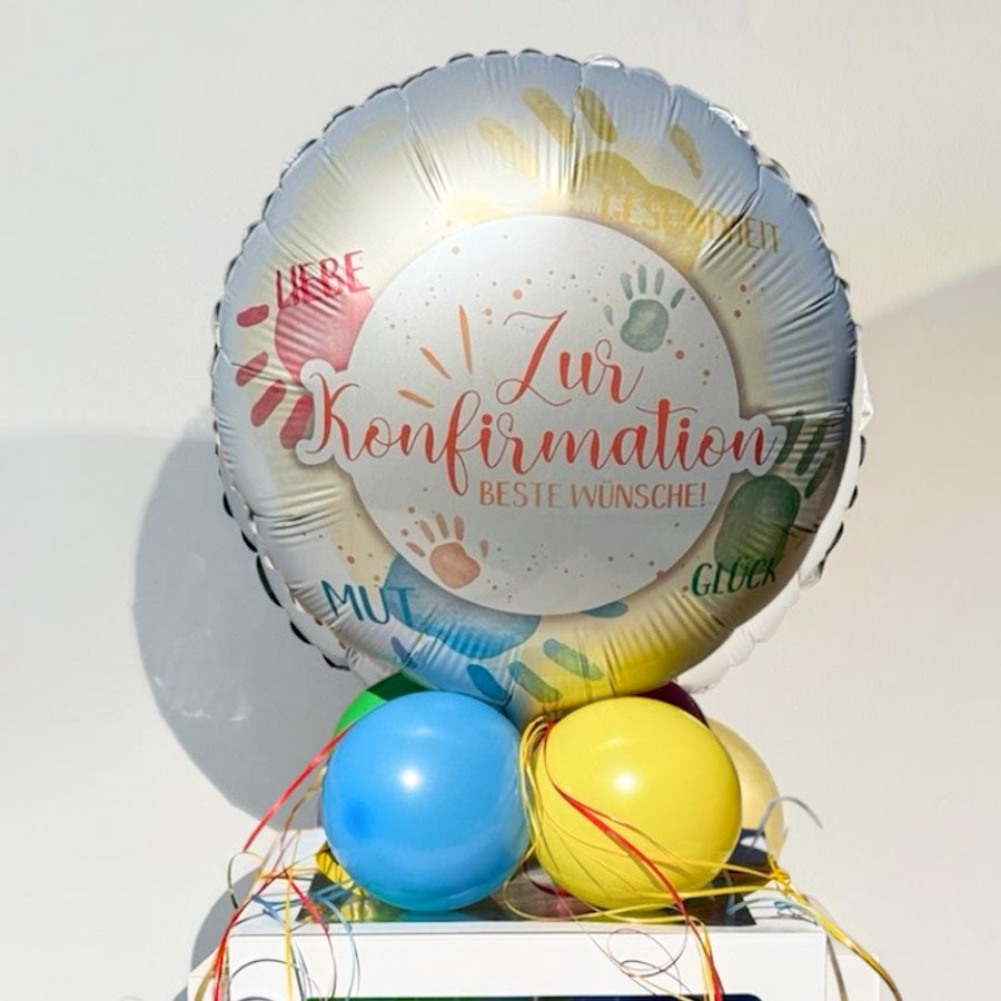 Personalisierte Ballonbox zur Konfirmation mit Name und Datum, weißer Geschenkbox mit bunten Ballons und Konfirmations-Folienballon
