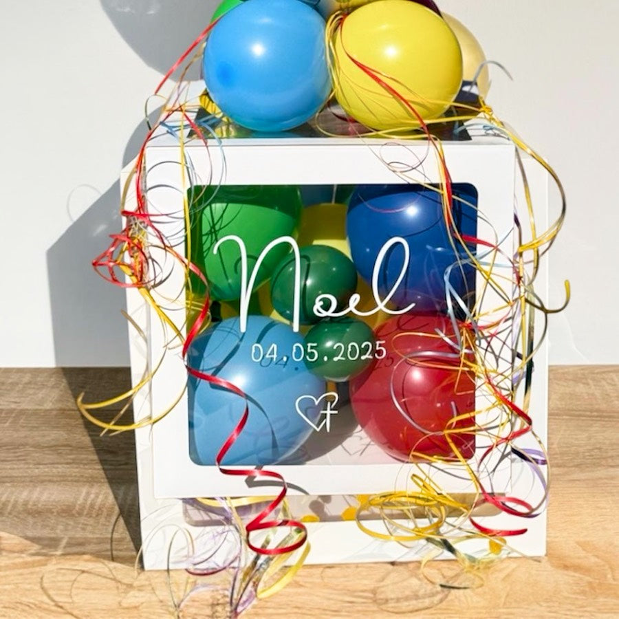 Personalisierte Ballonbox zur Konfirmation mit Name und Datum, weißer Geschenkbox mit bunten Ballons und Konfirmations-Folienballon