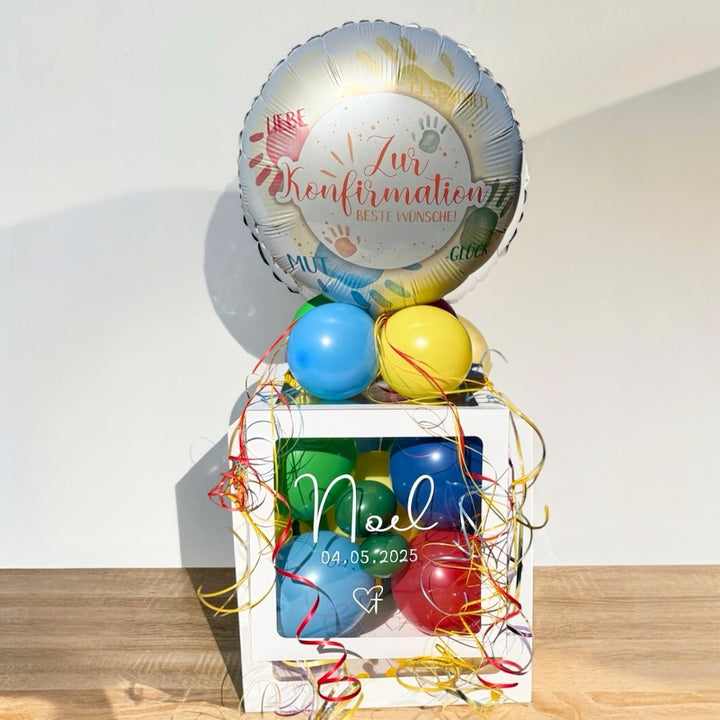 Personalisierte Ballonbox zur Konfirmation mit Name und Datum, weißer Geschenkbox mit bunten Ballons und Konfirmations-Folienballon