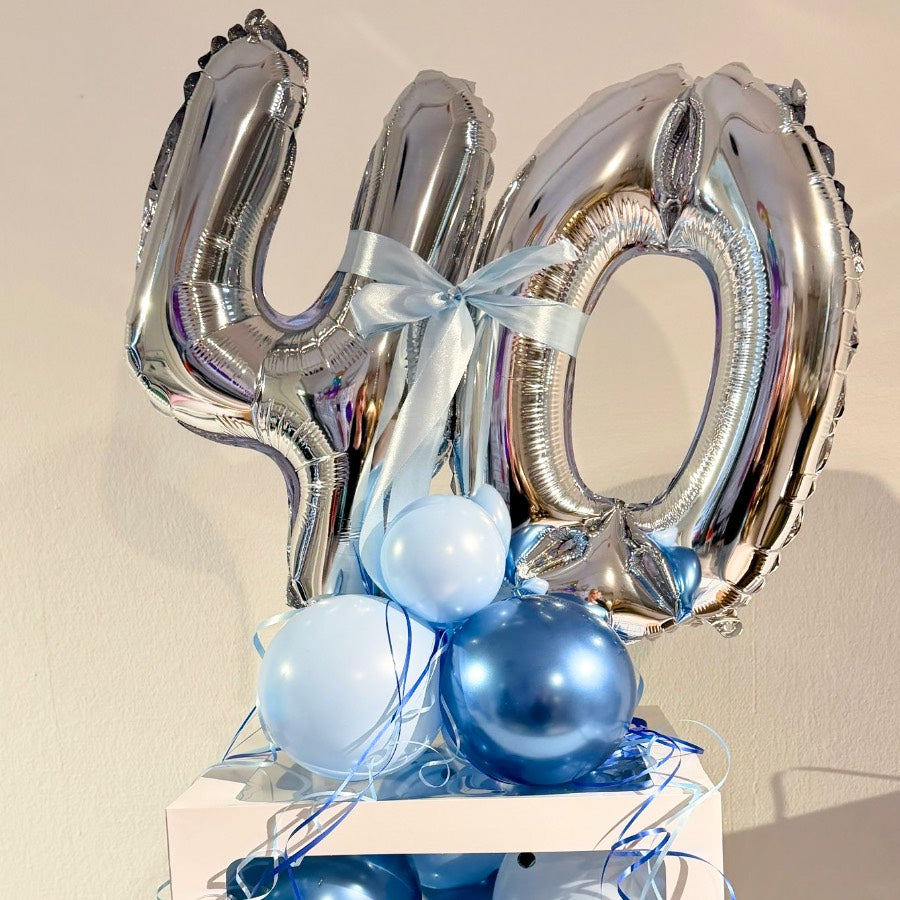 Ballonbox Geburtstag mit silbernen Zahlenballons und blauer Dekoration personalisiert
