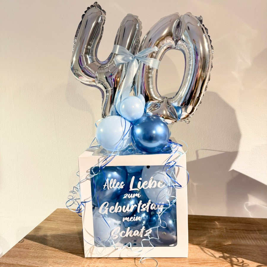 Ballonbox Geburtstag mit silbernen Zahlenballons und blauer Dekoration personalisiert