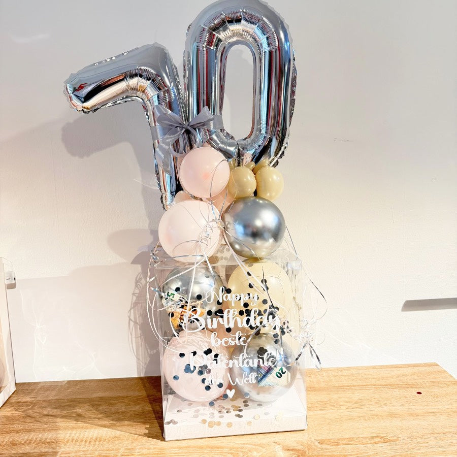 Ballonbox Geburtstag mit silbernen Zahlenballons und personalisiertem Druck