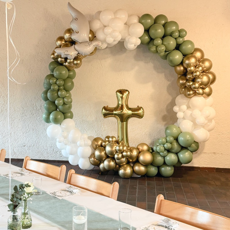Kommunionsdekoration mit goldfarbenem Kreuz und Taube in Ballonrundbogen für Indoor-Feier