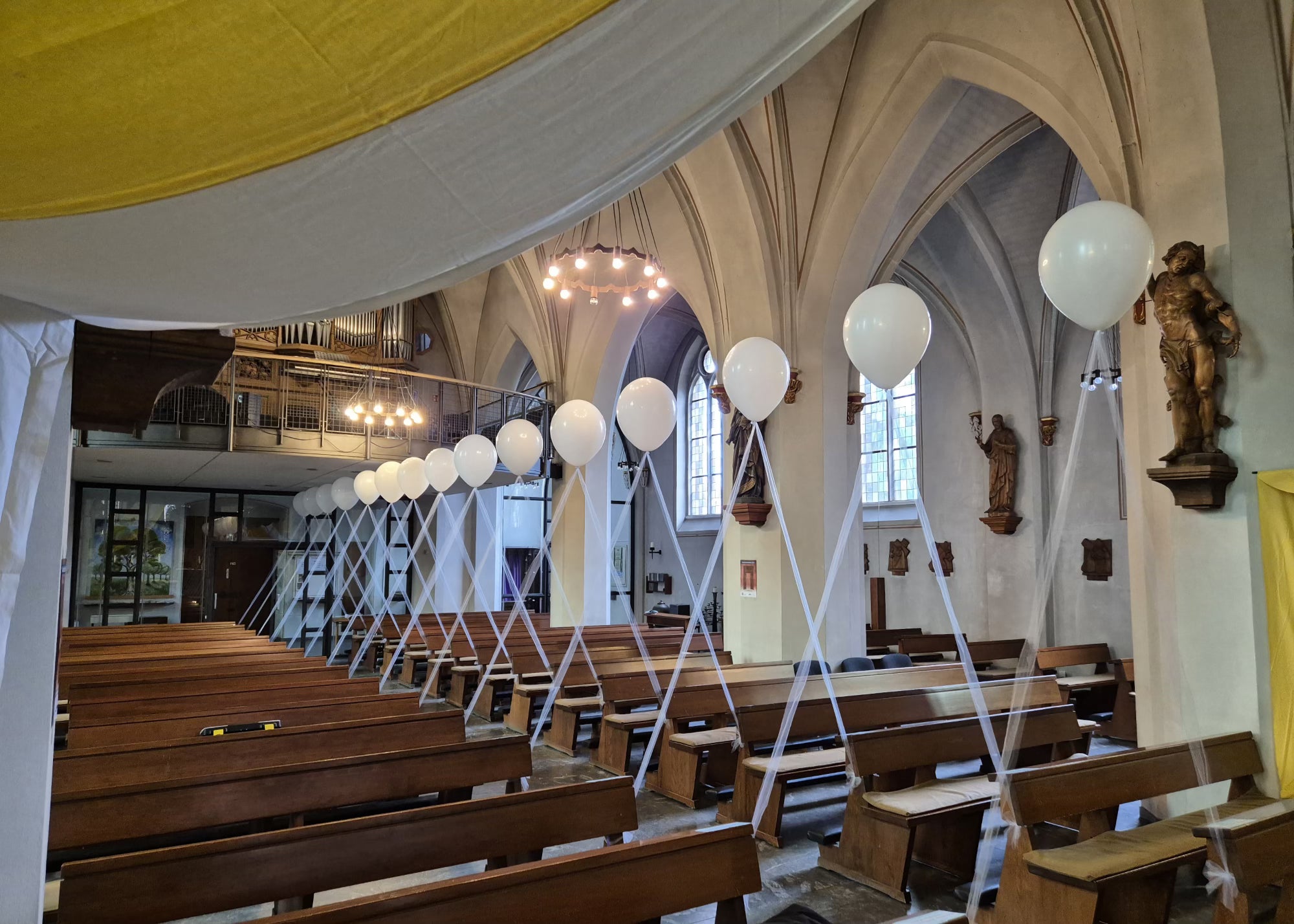 Ballondekoration Kommunion in der Kirche