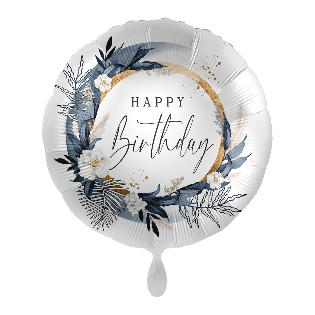 Runder Folienballon in Weiß mit blauen Blättern, weißen Blüten und goldenem Ring, verziert mit der Aufschrift „Happy Birthday“.

