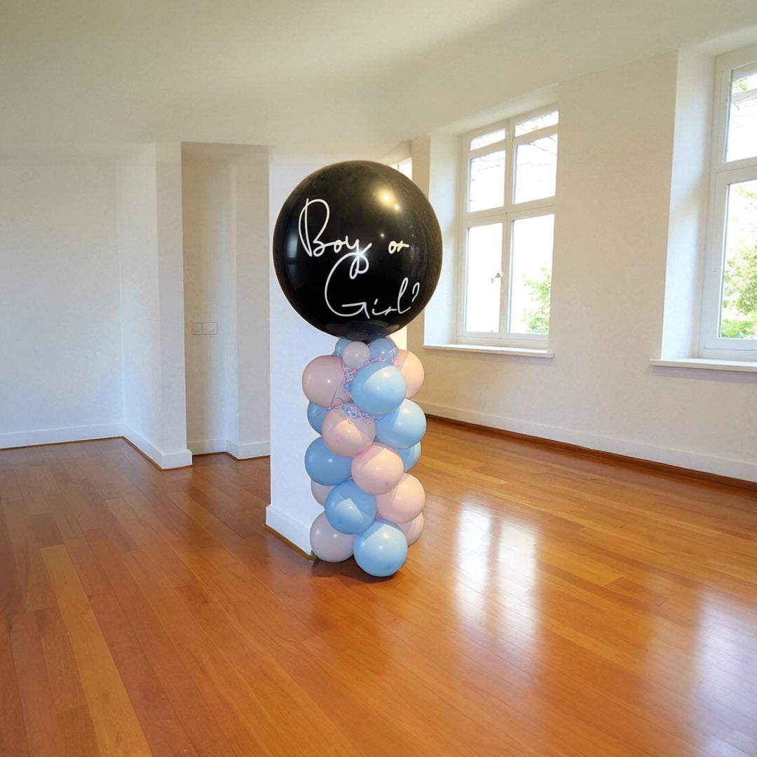 Gender Reveal Ballonturm mit großem schwarzen Konfetti-Ballon ‚Boy or Girl‘ und rosa-blauen Ballons – Deko zur Geschlechterverkündung auf Party oder Feier