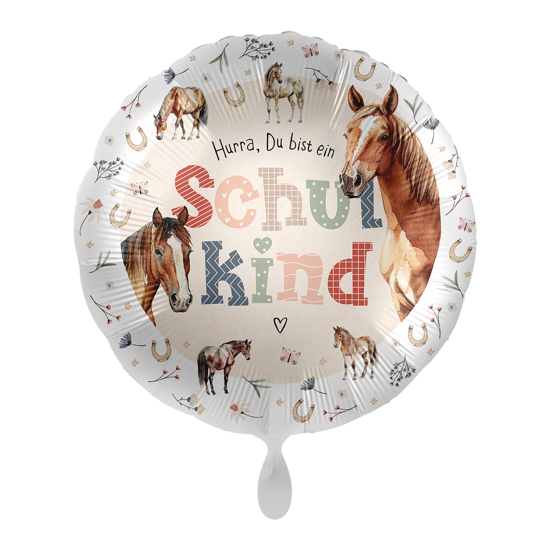 Runder Folienballon zur Einschulung mit Pferde-Motiven, Hufeisen und der Aufschrift „Hurra, Du bist ein Schulkind“.