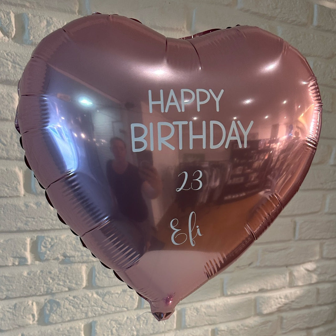 Herzförmiger Folienballon in Burgunderrot mit personalisierter Happy-Birthday-Aufschrift und Name