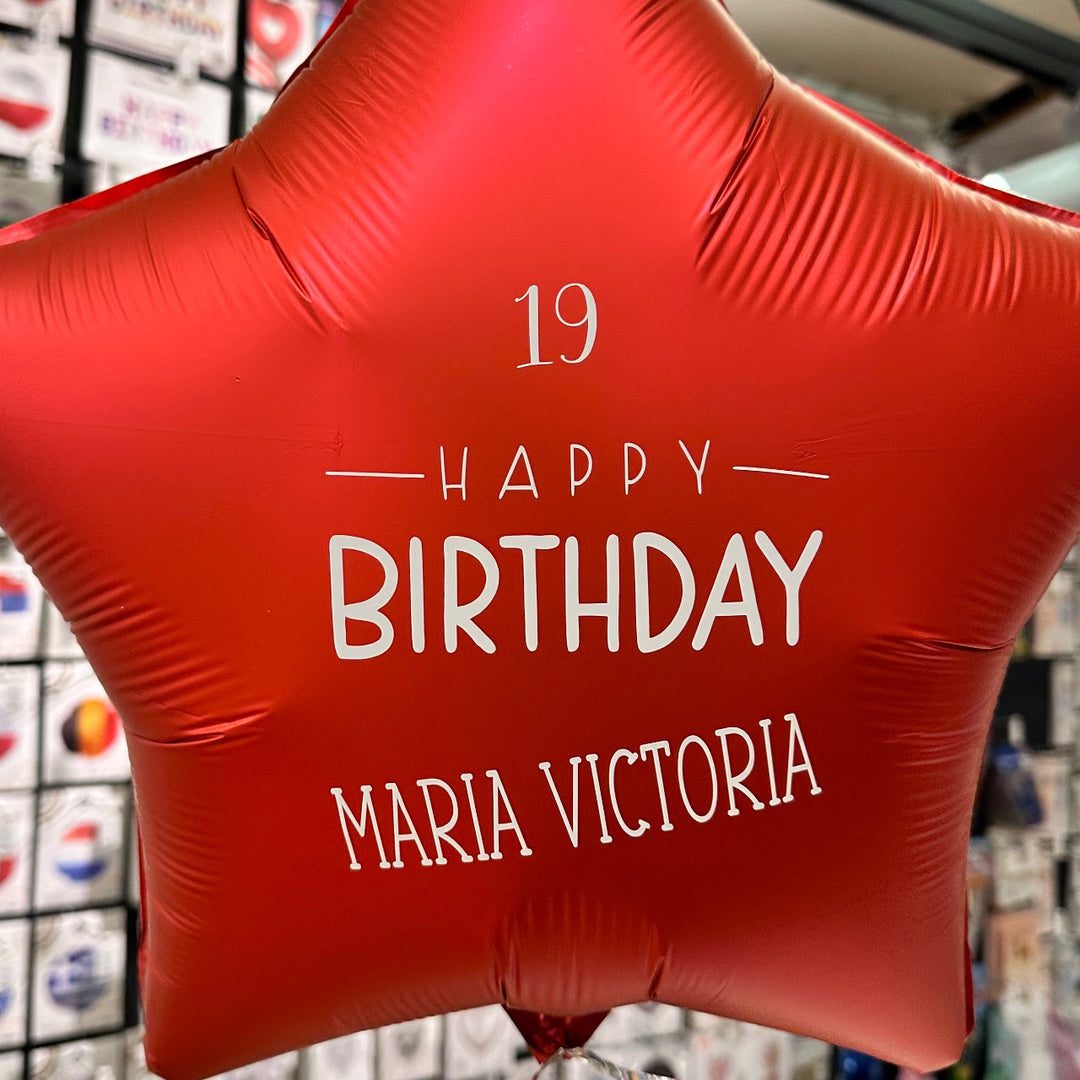 Roter sternförmiger Folienballon mit personalisierter Happy-Birthday-Aufschrift und Name