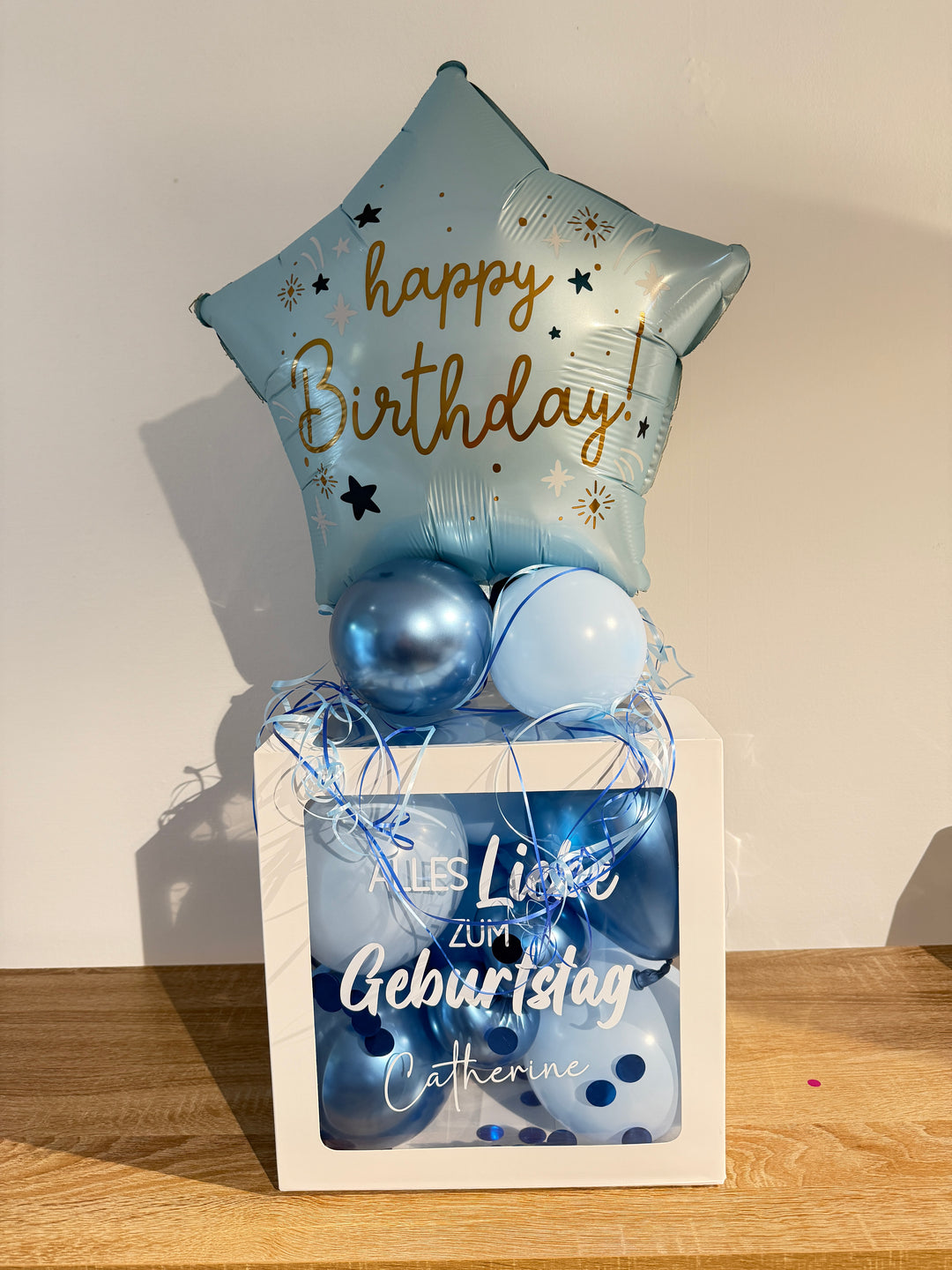 Ballonbox zum Geburtstag mit Happy-Birthday-Sternballon – originelles Geldgeschenk in Blau
