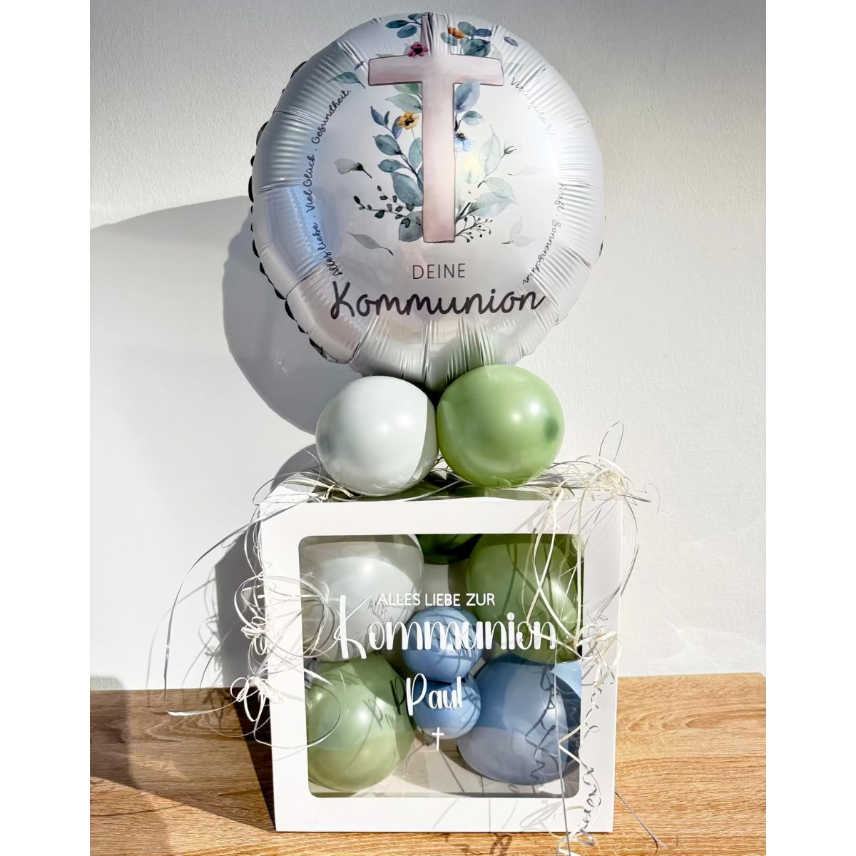 Personalisierte Ballonbox zur Kommunion mit dekoriertem Ballon und Geschenkbox – liebevoll gestaltet als Geldgeschenk oder Erinnerung zur Erstkommunion
