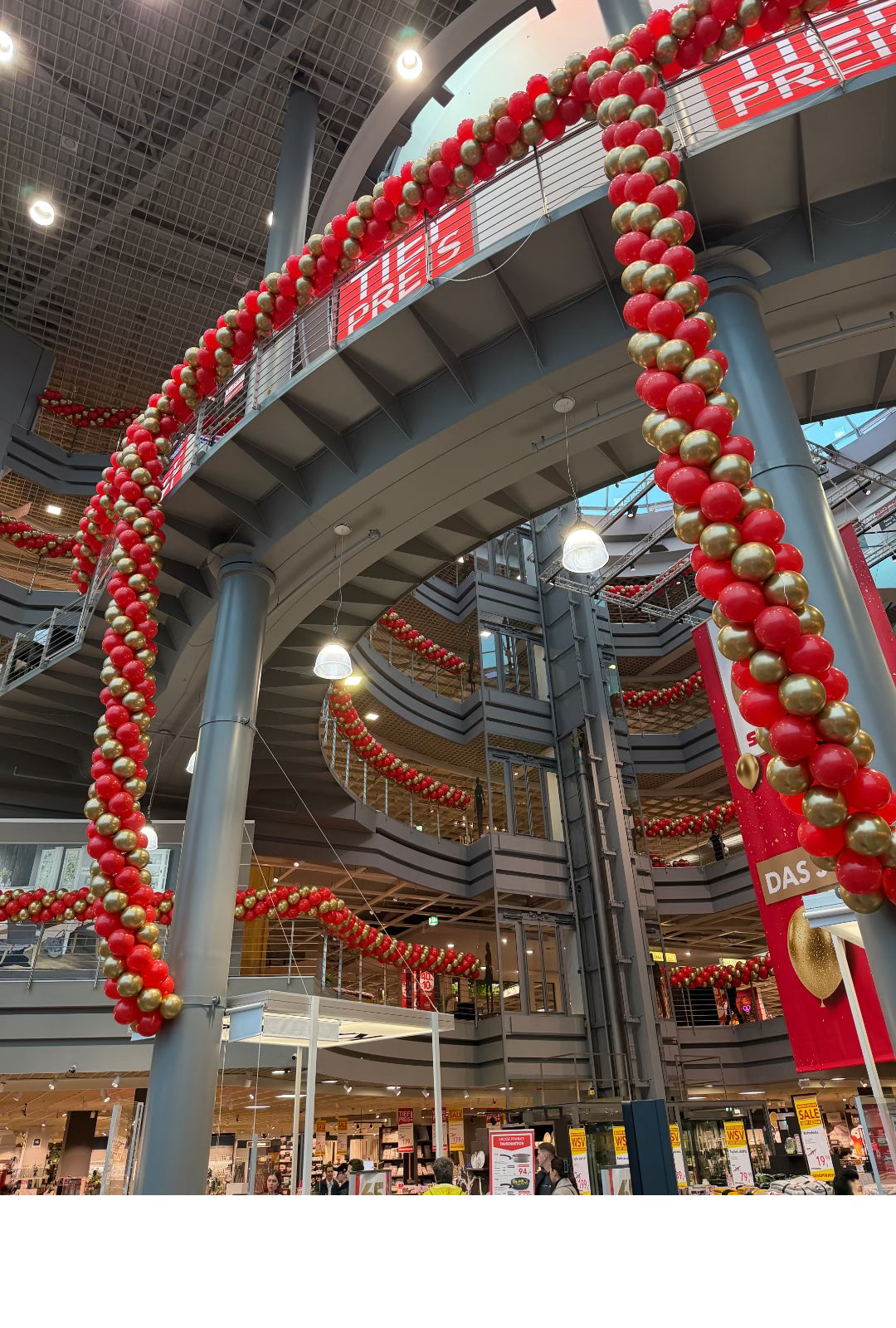 Großflächige Ballondekoration im Lichthof des Schaffrath Möbelhauses in Krefeld zum 65-jährigen Firmenjubiläum