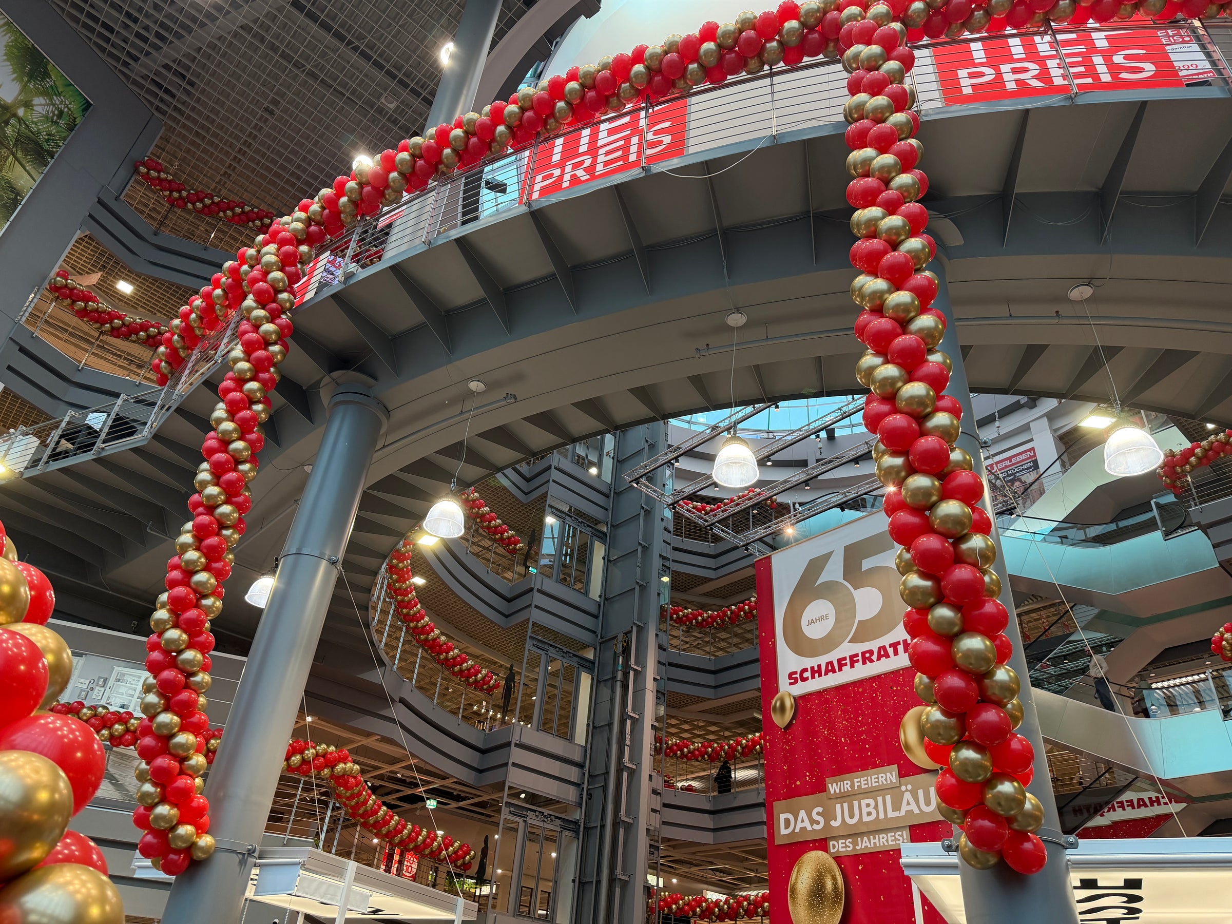 Großflächige Ballondekoration im Lichthof des Schaffrath Möbelhauses in Krefeld zum 65-jährigen Firmenjubiläum