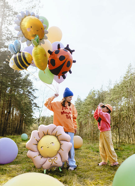 Folienballon Sonne mit Blütenblättern als Partydeko im Einsatz