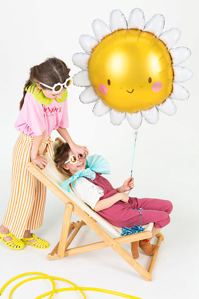 Sonnenballon mit lachendem Gesicht bei einer Sommerparty