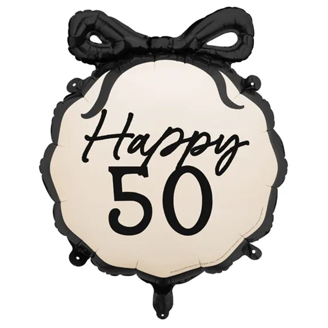 Cremefarbener Folienballon mit welligem schwarzem Rand, schwarzer Schleife und Aufdruck „Happy 50“, 45 cm
