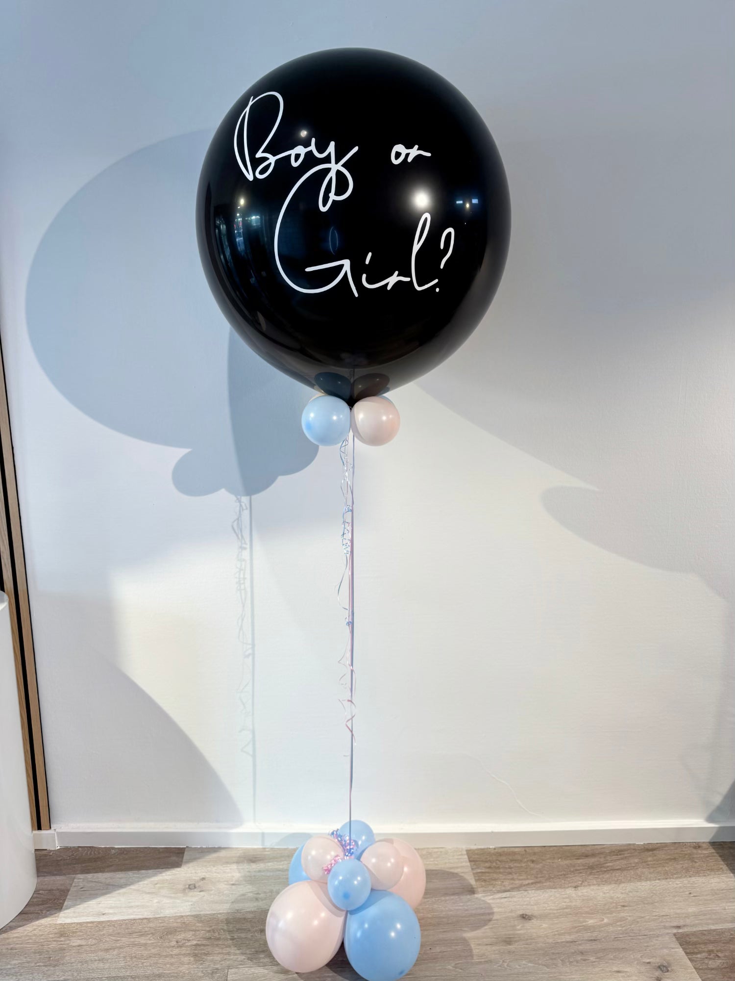Gender Reveal Platzballon ‚Boy or Girl‘ – mit Helium gefüllter Ballon mit rosa oder blauem Konfetti zum Platzen lassen