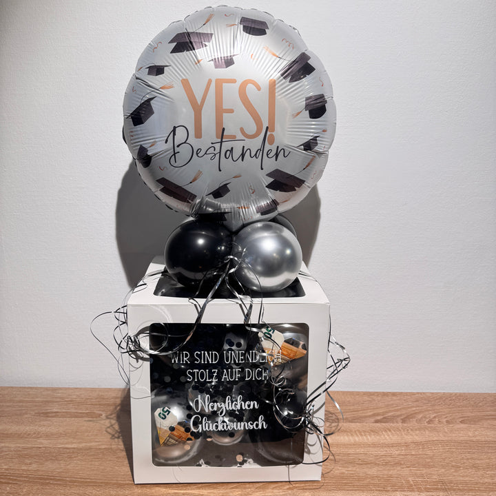 Ballonbox als Geschenk zur bestandenen Ausbildung mit schwarzen und silbernen Luftballons