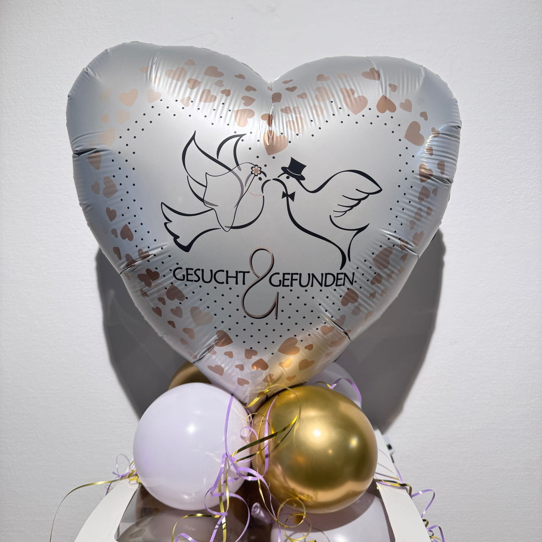 Personalisiertes Hochzeitsgeschenk mit Geld in einer dekorativen Ballonbox für das Brautpaar