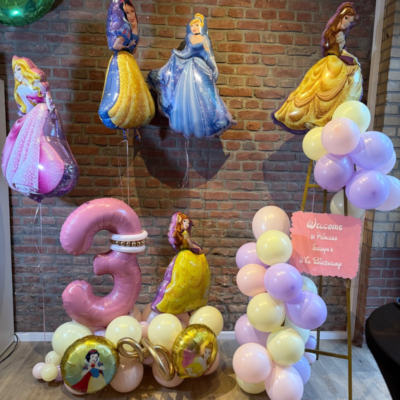Ballondekoration zum 3. Geburtstag im Prinzessinnen-Motto mit Zahlenballon, Motivballons und Willkommensschild