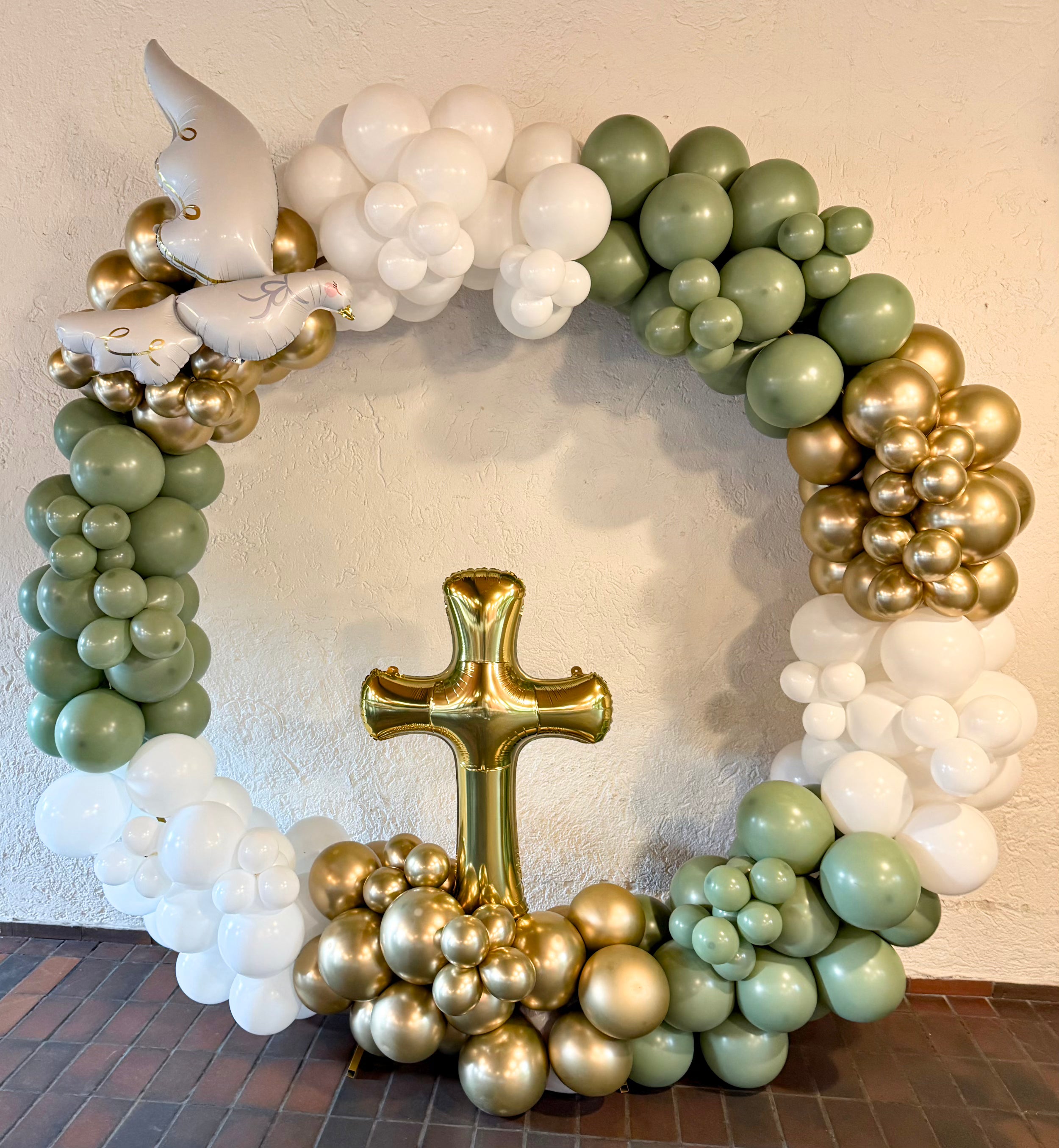 Individuelle Ballondekoration zur Kommunion mit Rundbogen, Kreuz und Taube – organische Ballondeko in Weiß, Grün und Gold