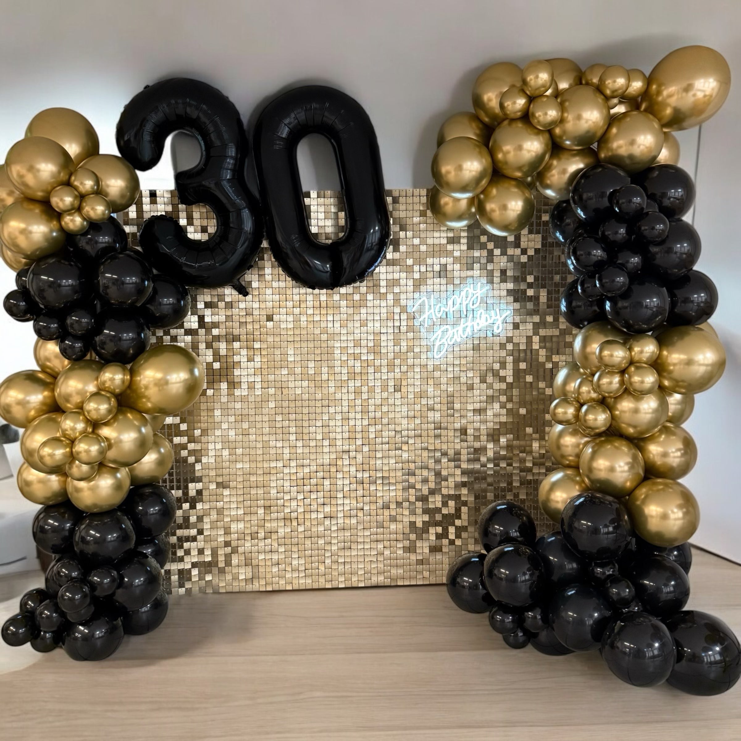 Fotohintergrund mit Shiny Wall und Ballondekoration für Geburtstag, Hochzeit und Jubiläum – edle Ballonwand in Schwarz und Gold