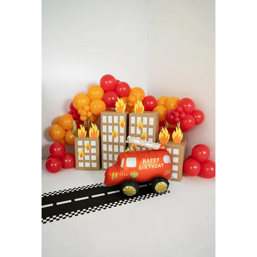 Feuerwehr-Kindergeburtstag mit Ballongirlande in Rot, Orange und Gelb und stehendem Feuerwehrauto-Ballon