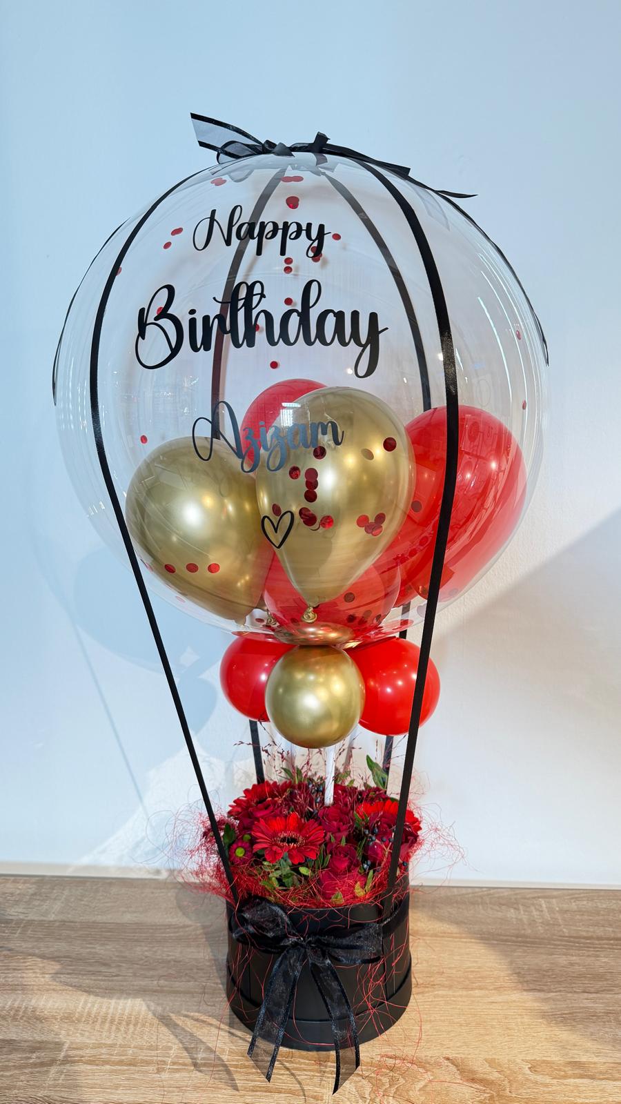 transparenter Helium-Designer Ballon mit Happy Birthday Aufdruck und roten & goldenen Ballons im Inneren – hochwertige Event-Dekoration