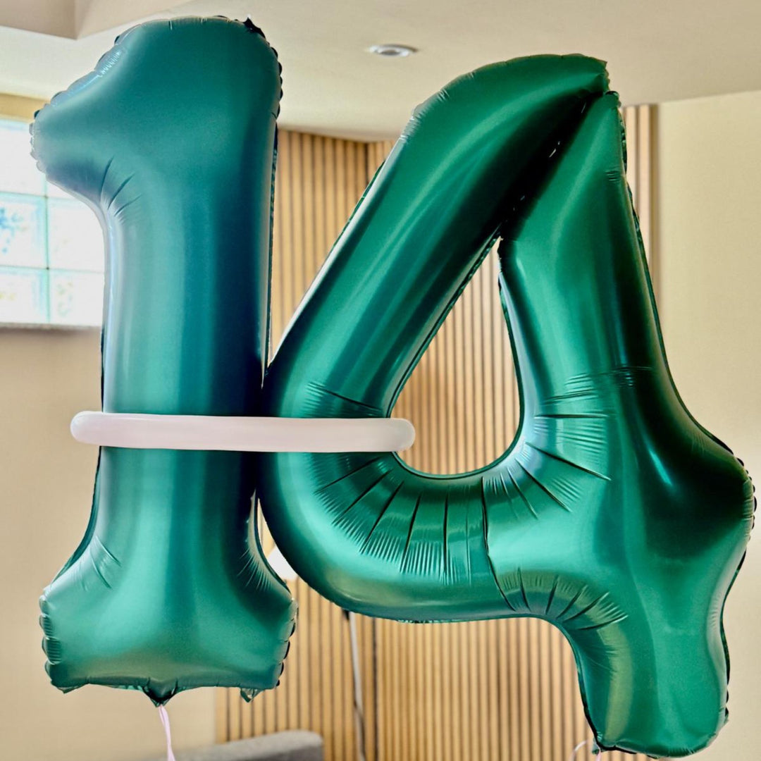 Zahlenballon 14 in Grün mit Heliumfüllung – perfekt für Geburtstage und Jubiläen