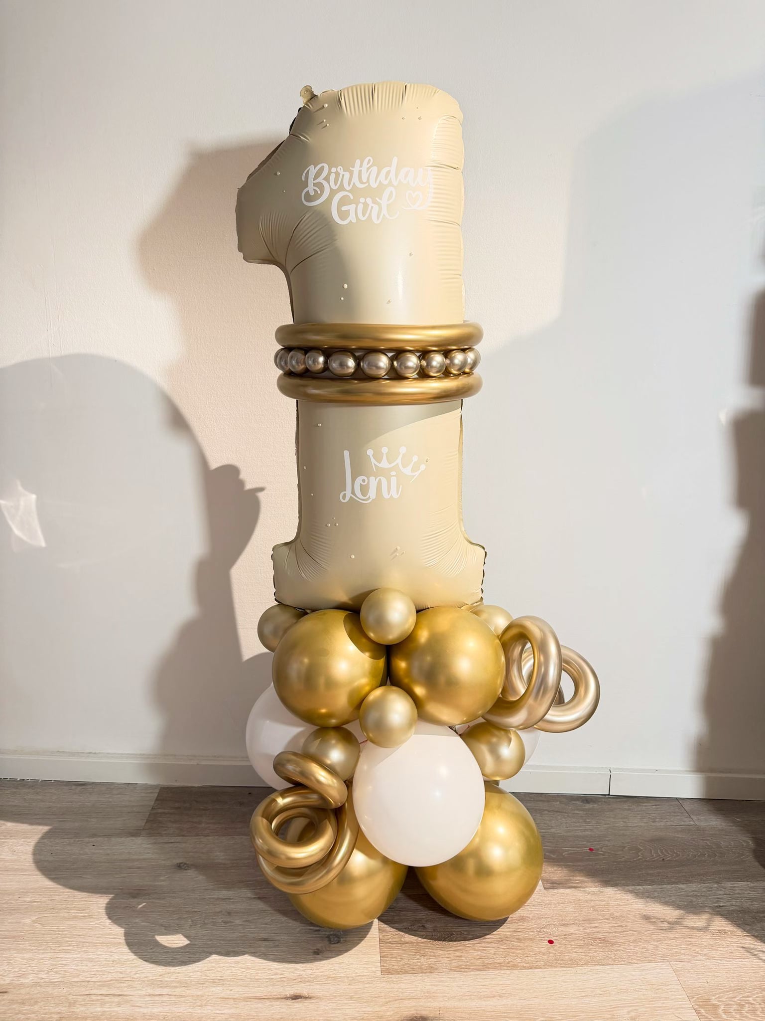 Zahlenturm aus Ballons zum Geburtstag oder Jubiläum – dekorative Ballonzahl für Feiern und Unternehmen